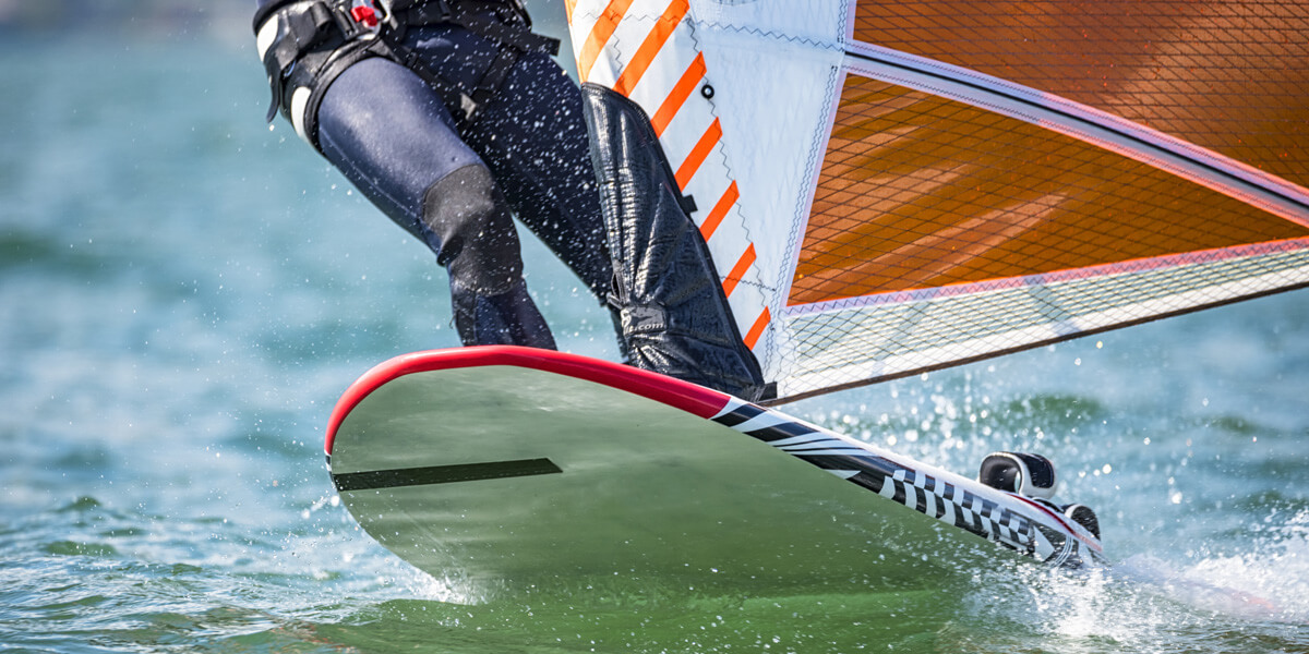 Windsurf Board and Sail Size Chart: get the right rig for the current wind conditions and for your weight and experience | Photo: Shutterstock