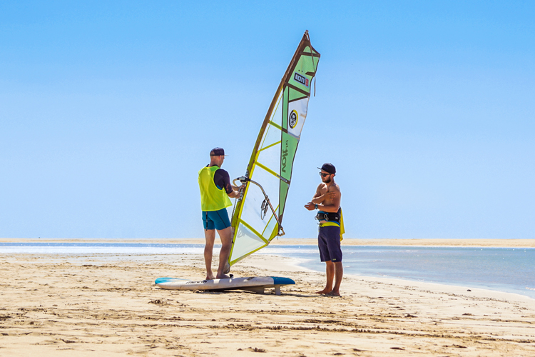Windsurfing: get the feel of the wind's pull on your rig on shore | Photo: Shutterstock