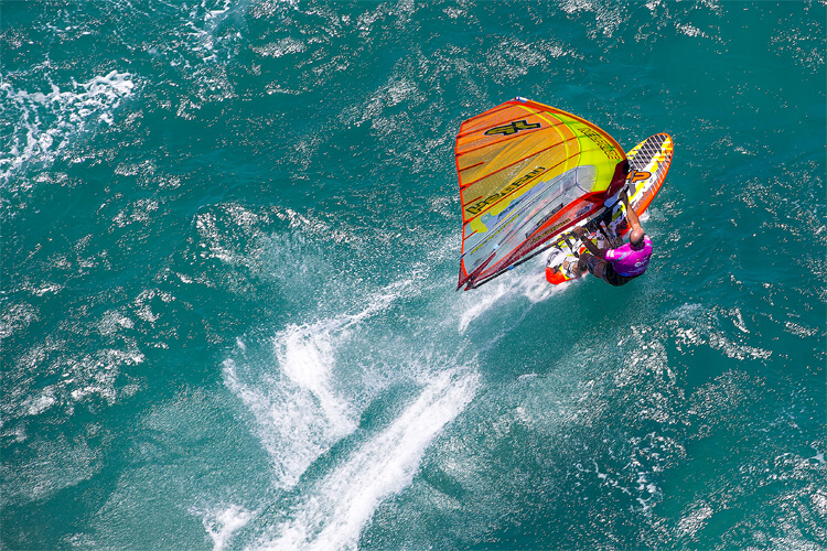 Windsurfing: a complex sailing formula involving aerodynamics and hydrodynamics | Photo: Carter/PWA