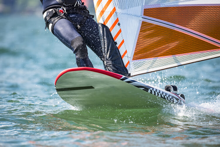 Windsurfing: if the wind pulls too hard, hold on with the mast hand and release the sheet hand | Photo: Shutterstock