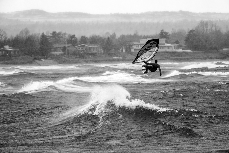 Lake Superior: Philip Köster flies through the cold | Photo: Taylor/Red Bull
