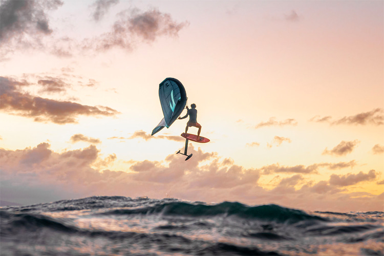 Wingsurfing: learn how to perform a 360 rotation on a foilboard