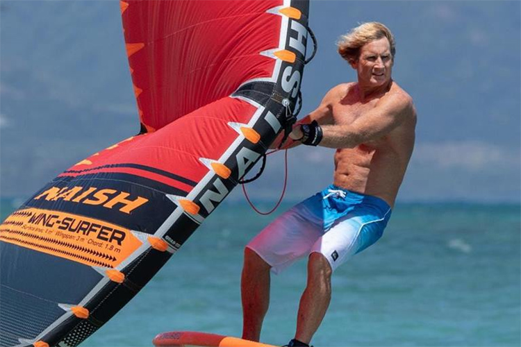 Wing-Surfer: Robby Naish designed a hand-held sail that can be paired with a foil board | Photo: Robby Naish