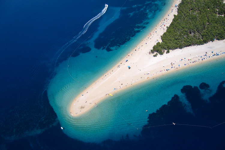 Zlatni Rat: one of the best surf spots in Croatia | Photo: Emich/Creative Commons