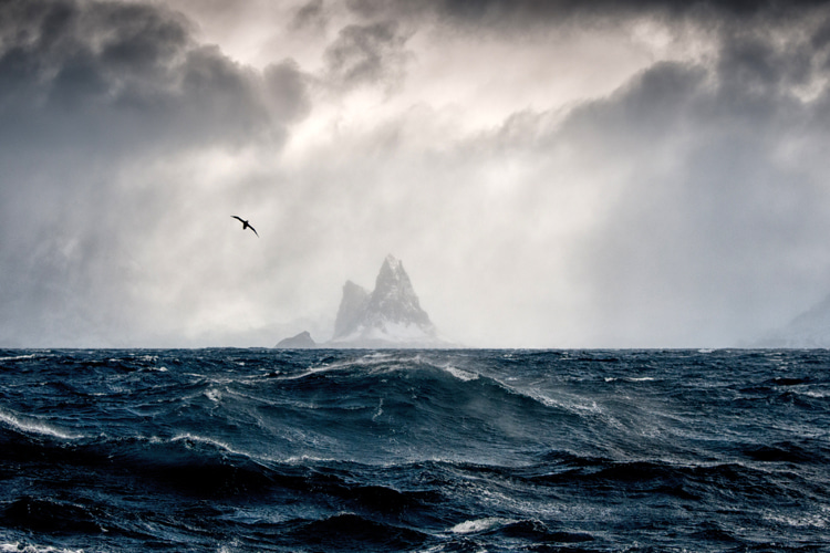 Drake Passage: a dangerous sea route that is home to 65-foot-plus waves and rough weather | Photo: Shutterstock