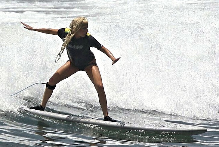 Lady Gaga: style and grace in the surf