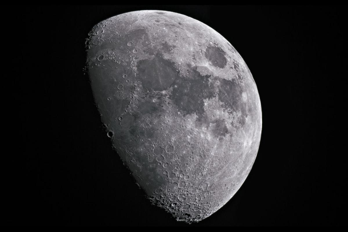 Луна есть помогать. Полутеневое лунное затмение 5 мая 2023 года. Кратер Коперник на Луне. Каин и Авель на Луне. Либрация Луны.