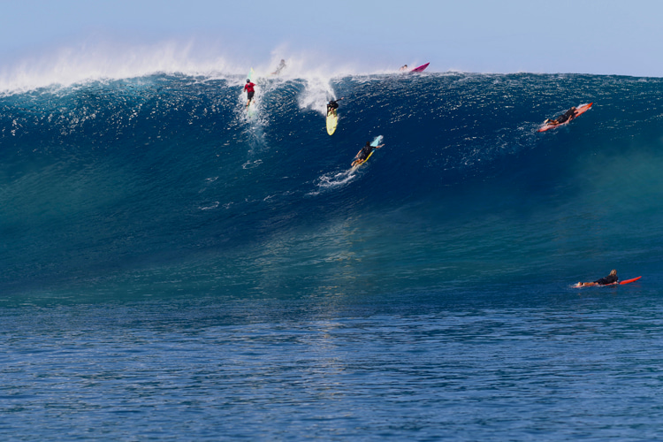 Laura Enever: taking off on a 43.6-foot wave on the North Shore of Oahu's Outer Reef | Photo: Hank/WSL
