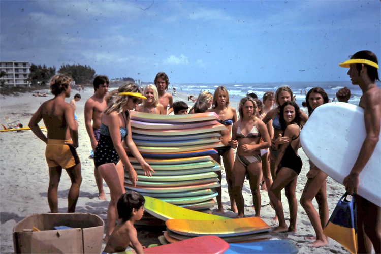 Cocoa Beach, Florida, 1979: beachgoers see a bodyboard for the first time | Photo: Patti Serrano