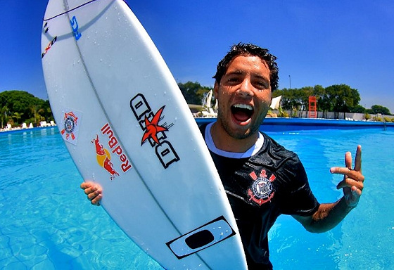 Adriano de Souza: the first football surfer