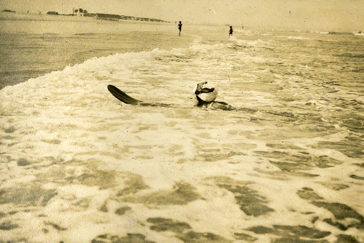 Agatha Christie: board riding at Muizenberg, South Africa, in 1922 | Photo: The Christie Archive Trust
