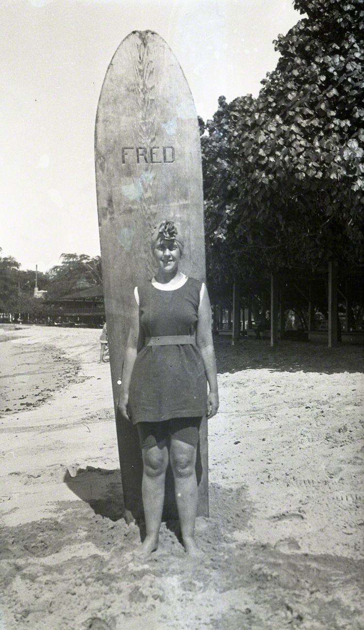 Agatha Christie: ready to hit the surf at Waikiki Beach in 1922 with the famous Fred surfboard | Photo: The Christie Archive Trust