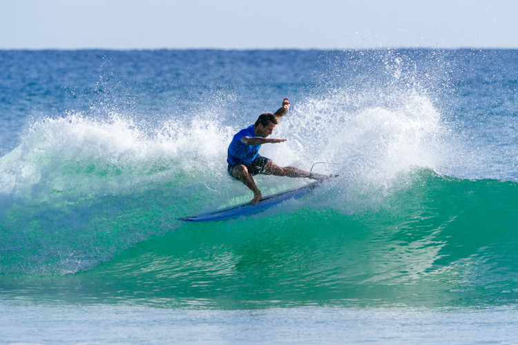 Cutback: extending the back leg at full speed will generate buckets of spray | Photo: WSL