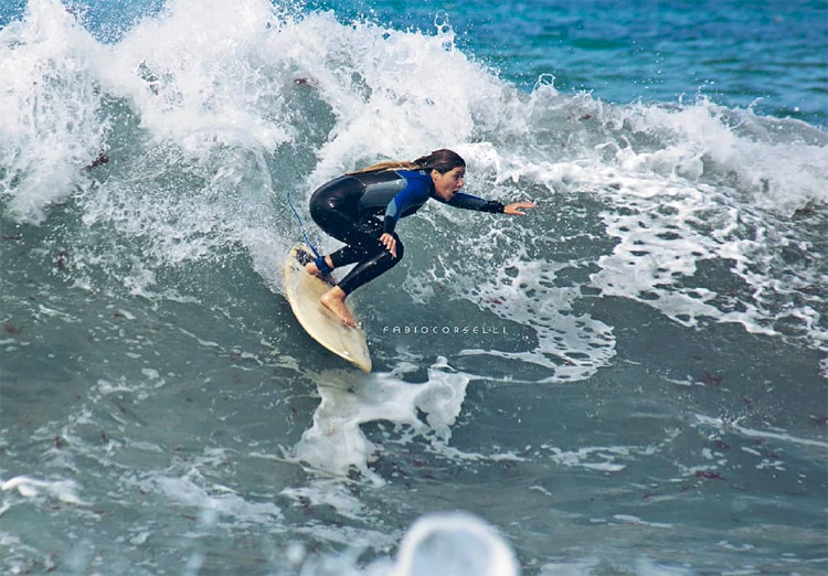 Alessandra Gargano McLeod: a passionated Mediterranean Sea longboard surfer | Photo: Fabio Corselli