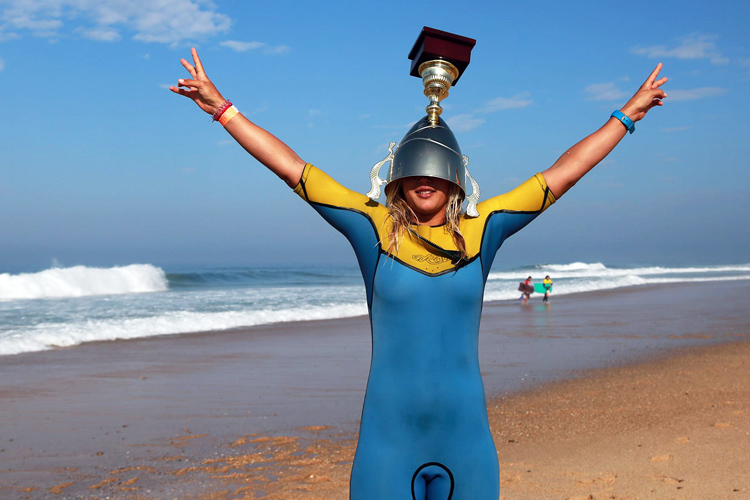 Alexandra Rinder: loving the trophy | Photo: Praia do Norte