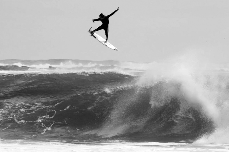 Surfing's alley-oop: a counterclockwise air 360 here performed by Jordy Smith | Photo: O'Neill