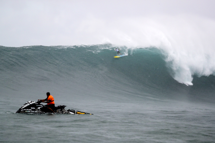 Andrea Moller: the wind was making it difficult to get into the wave | Photo: Hallman/WSL