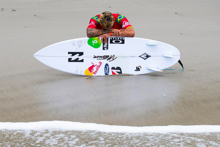 Surfboard stickers: learn how to glue them down | Photo: ASP
