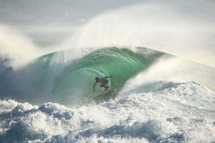 Aritz Aranburu: he mastered the barrel at Nazaré's Praia do Norte | Photo: Estrelinha/Perfect Chapter