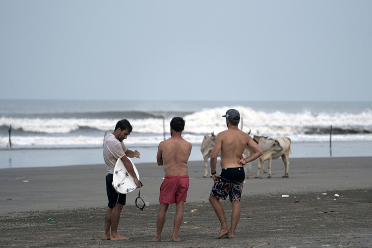 Aritz, Kepa and Natxo: chasing a one-day swell in India | Photo: Aspuru