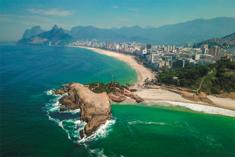 Arpoador Rock: the landmark that separates two swell windows in Rio de Janeiro | Photo: Creative Commons