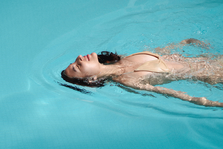 Float on your back: a swimming technique that helps you conserve energy, keep your face above water, maintain a good view of your surroundings, signal for help, or simply regain your composure | Photo: Creative Commons