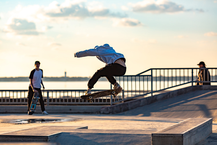 Backside 180: a fundamental skateboarding trick | Photo: Shutterstock