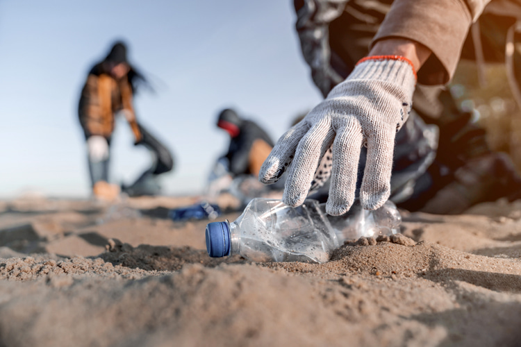 Single-use plastics: one of the biggest threats to worldwide beaches and oceans | Photo: Shutterstock