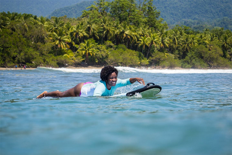 Surfing: surf instructors can be role models and inspire new surfers to become active protectors of the ocean and marine life | Photo: Bodhi Surf + Yoga