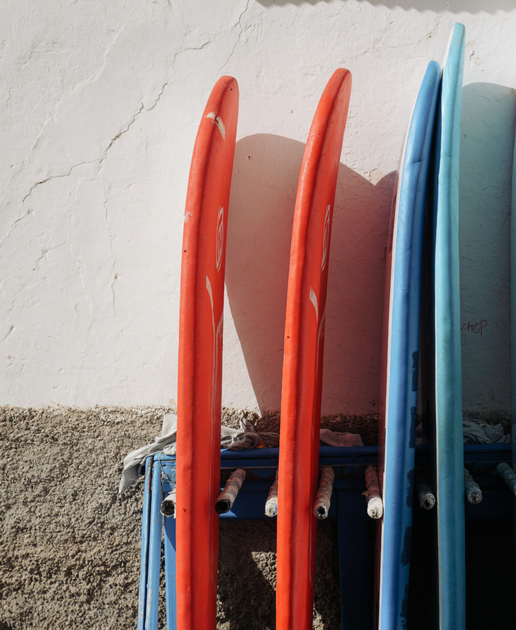 Beginner surfboards: surf schools use long and wide surfboards for getting pupils to start surfing fast | Photo: Traa/Creative Commons