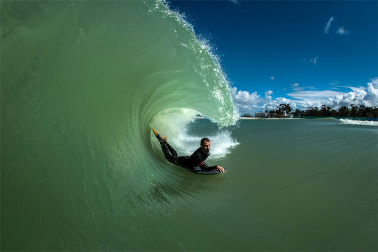 Ben Player: riding a hollow wave at Surf Lakes | Photo: Harris/Surf Lakes