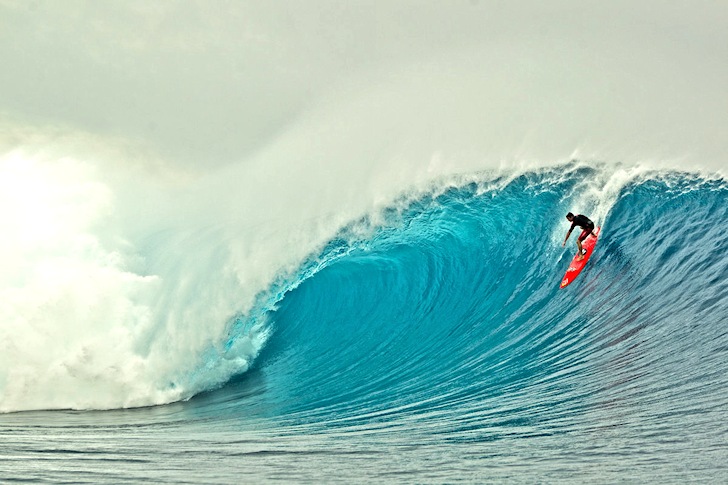Big wave surfing: perfect positioning by Ian Walsh | Photo: Red Bull
