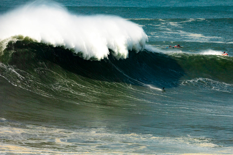 Nazaré: jet ski backup is critical in waves of consequence | Photo: Red Bull