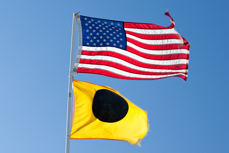 Black ball flag: if it's raised, you're not allowed to surf | Photo: Shutterstock