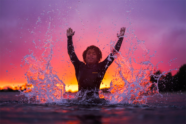 Surfing: a predominantly white sport where black people are rarely seen | Photo: Color the Water