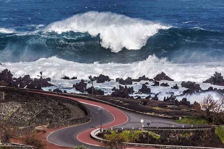 Black Swell: huge surf hit the Azores Islands | Photo: António Araújo