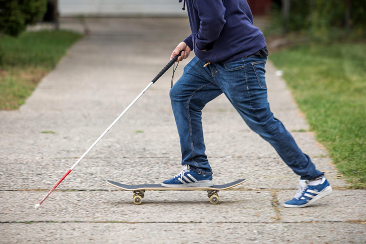 Dan Mancina: the blind skater uses a probing cane to explore his surroundings and feel the terrain | Photo: Red Bull