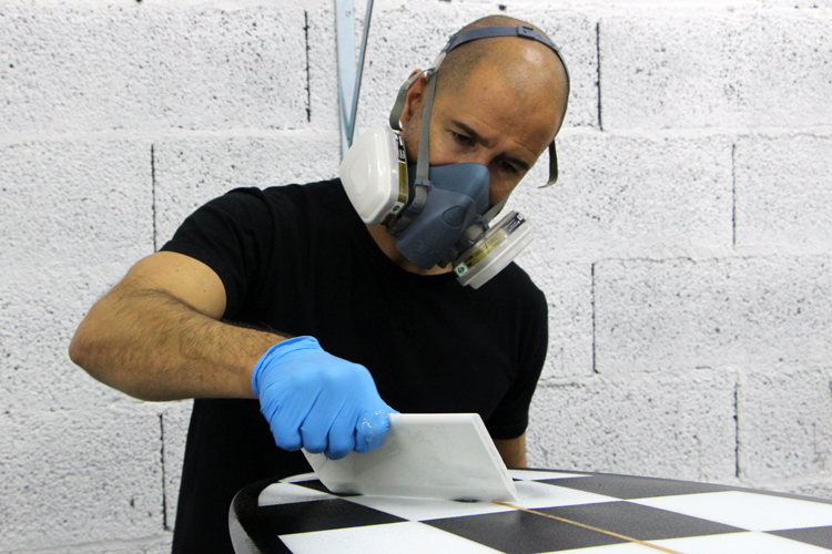 Boavista FC surfboard: the glassing and lamination process took five hours | Photo: SurferToday