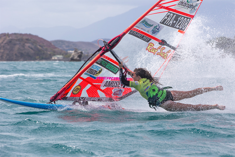 Body dragging: the hardest part is getting back up on the board | Photo: Carter/PWA