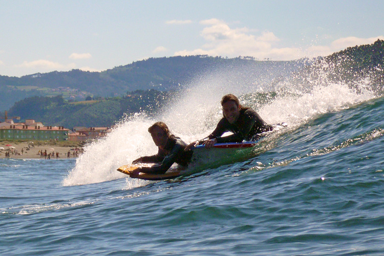 Paddling for a wave: bodyboarders use arms, legs and fins | Photo: Creative Commons/Blas Brains