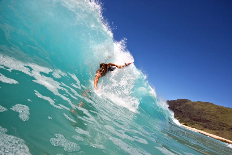 Bodysurfing: using your body to trim draw the surf line | Photo: Nicolas Rish/FredFavid.fr