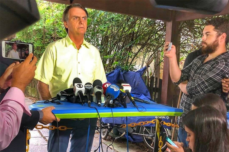Jair Bolsonaro: the president-elect of Brazil used a bodyboard as a microphone table