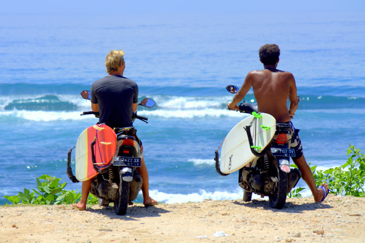 Surf bros: sharing the language, sharing the stoke | Photo: Shutterstock