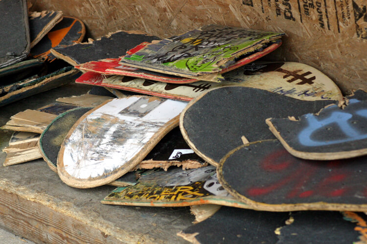 Skateboard decks: they often snap in the middle, halfway between the front and back trucks | Photo: Shutterstock