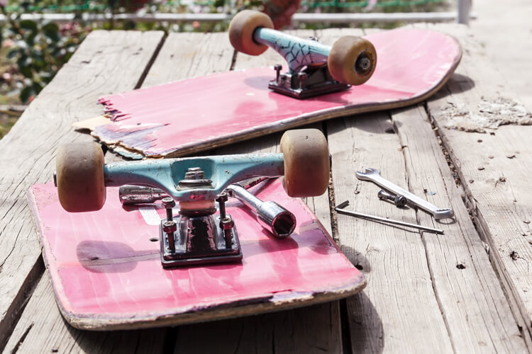 Skateboards: you can fix a broken deck using duct tape, rails or wood | Photo: Shutterstock