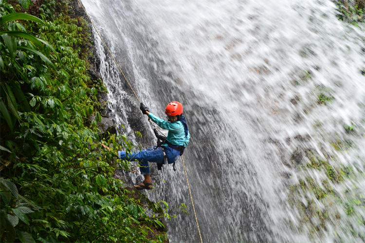Canyoning: a water sport that combines walking, scrambling, climbing, jumping, abseiling, and swimming | Photo: Creative Commons