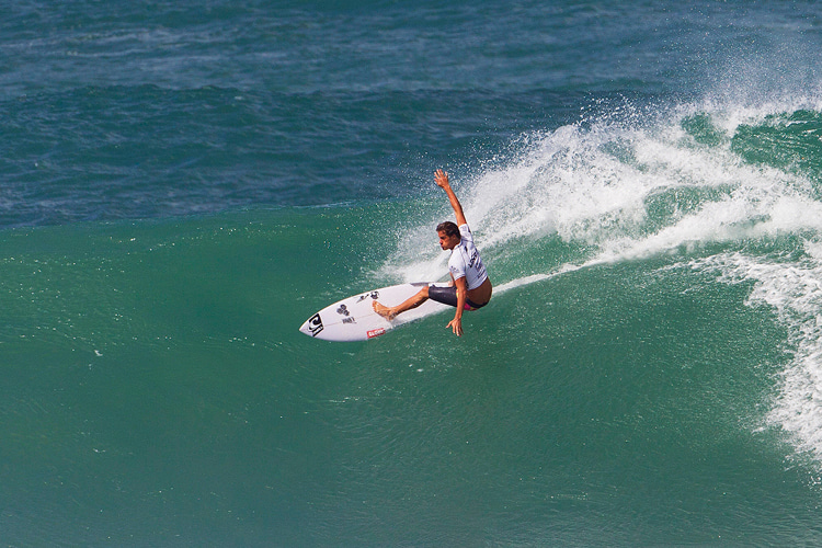 Carving: one of the key maneuvers in intermediate surfing | Photo: Kirstin/WSL