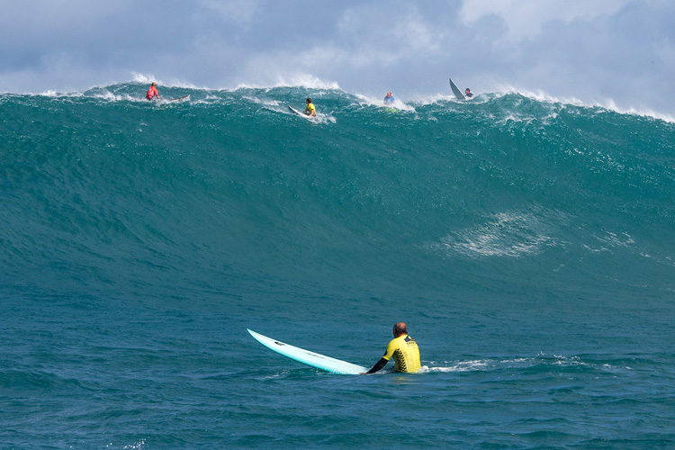 Caught inside by a huge set? Spare your oxygen because you'll need it | Photo: Bielmann/WSL