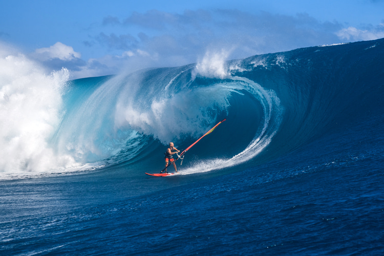 Charles Vandemeulebroucke: the moment the windsurfer realizes Teahupoo is about to eat him | Photo: Domenic Mosqueira