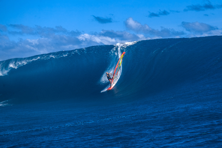 Charles Vandemeulebroucke: taking off at The End of the Road in Tahiti | Photo: Domenic Mosqueira